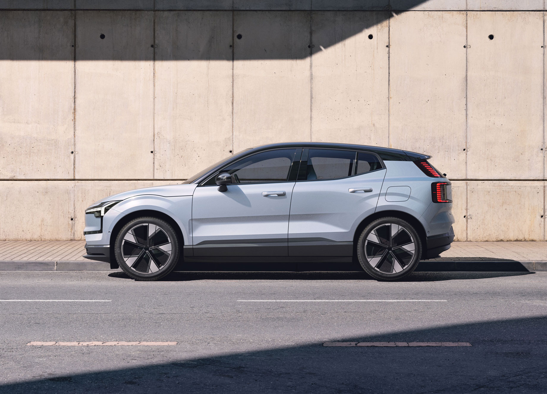 EX30 Single Motor Essential